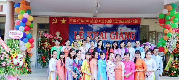 Hình tập thể CB, GV, CNV trường Tiểu học Hưng Định