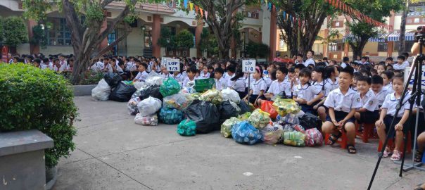 Các em học sinh nghiêm túc lắng nghe cô Hiệu trưởng và cô TPT Đội sinh hoạt ý nghĩa của phong trào Kế hoạch nhỏ