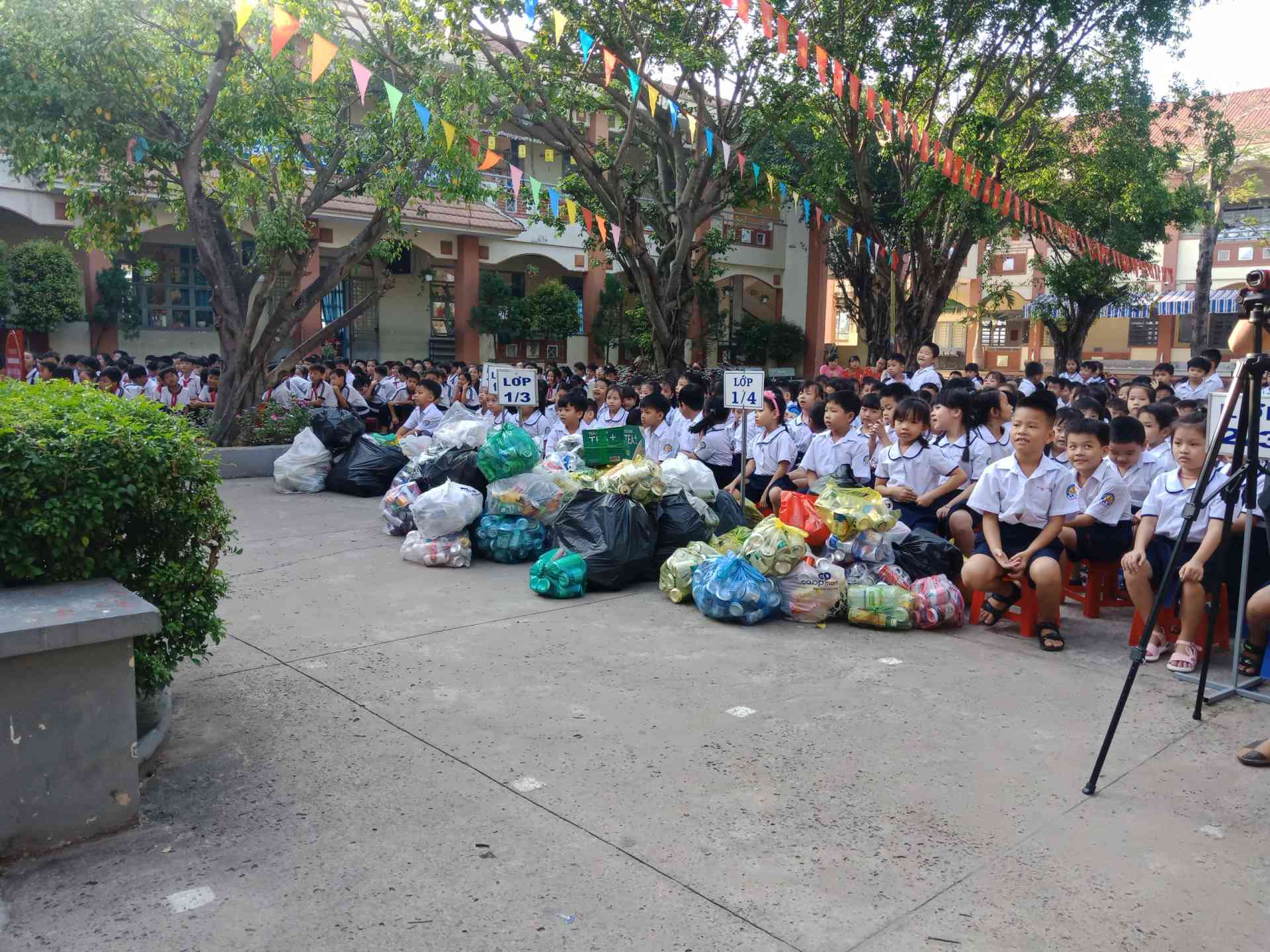 Các em học sinh nghiêm túc lắng nghe cô Hiệu trưởng và cô TPT Đội sinh hoạt ý nghĩa của phong trào Kế hoạch nhỏ